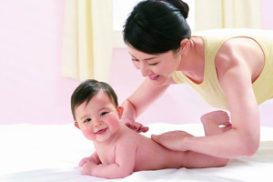 婴儿抚触、洗澡和睡眠