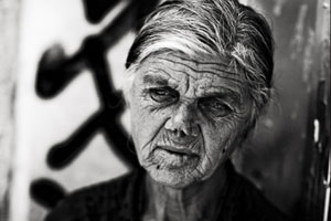 他为何打乞丐老人