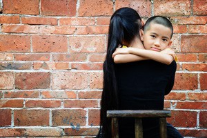 抱着“儿子”来敲诈