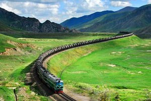 高路入云端筑路高原