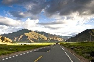 高路入云端甘当路石