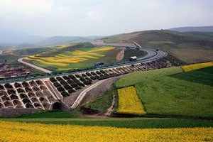 高路入云端大道丰碑