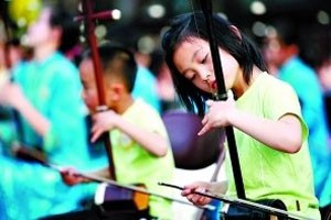 二胡持弓和持琴